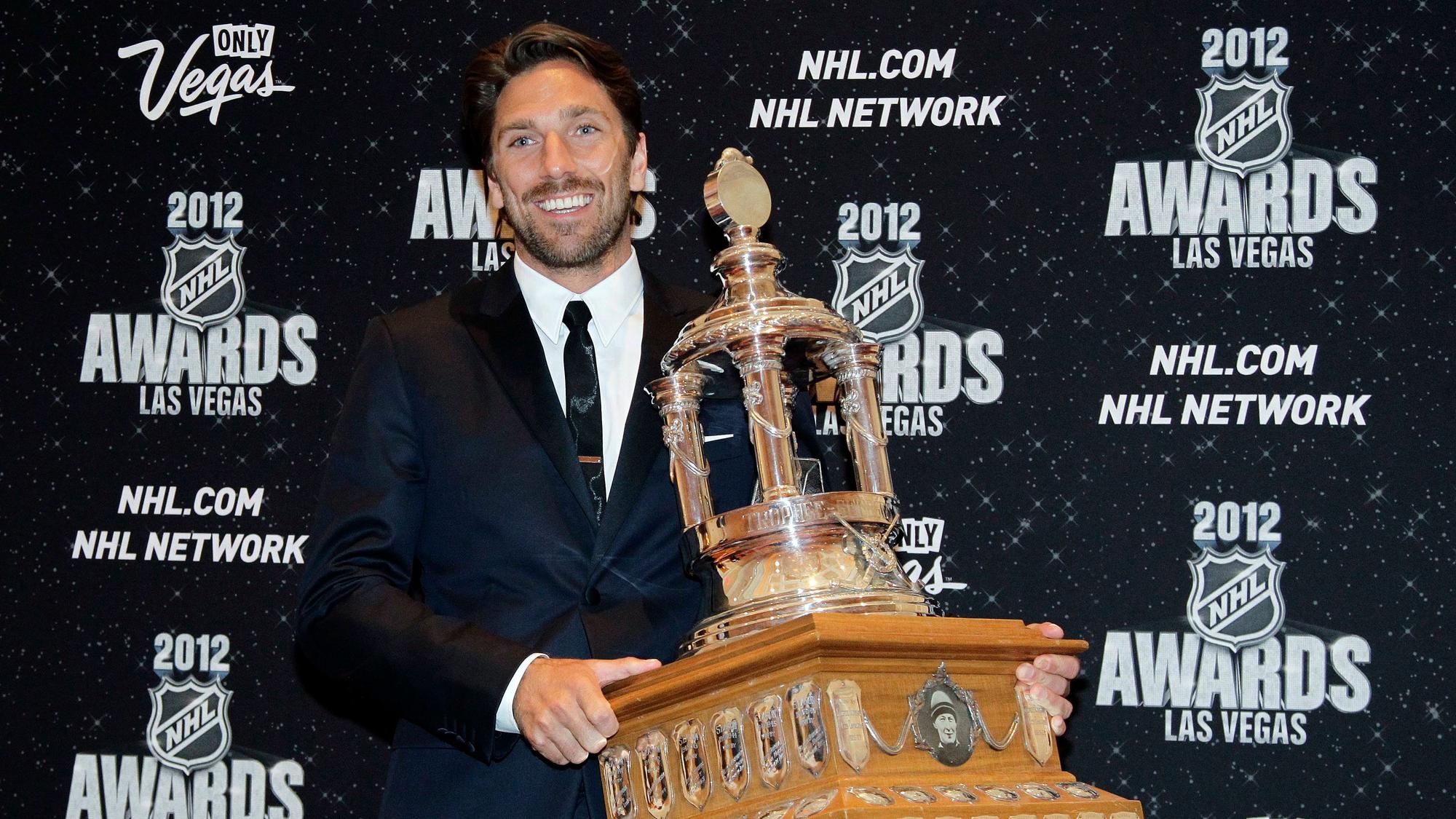 Henrik Lundqvist posiert mit der Vezina Trophy für den besten Keeper der NHL.