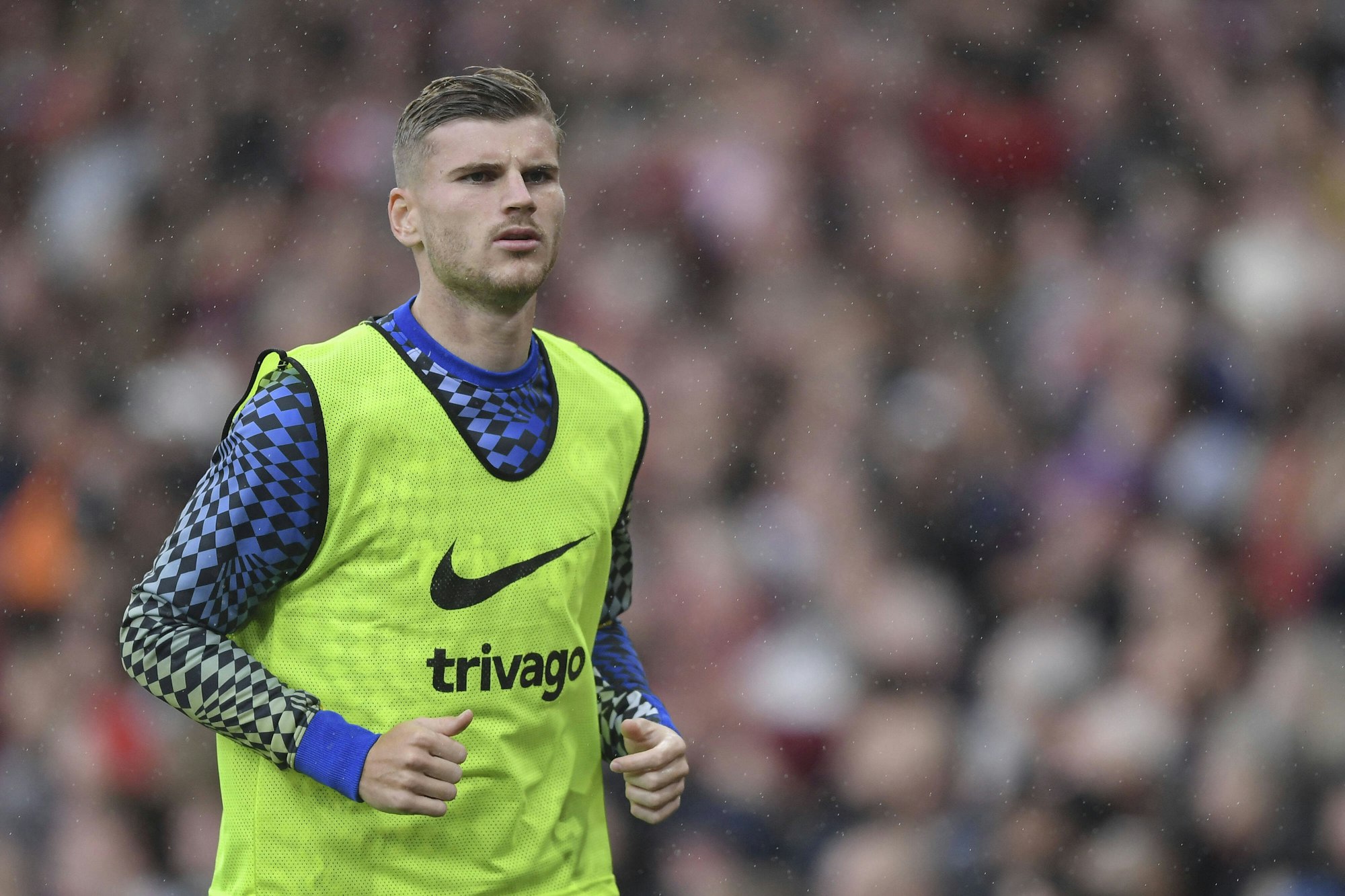 Timo Werner trägt ein gelbes Leibchen und macht sich warm.