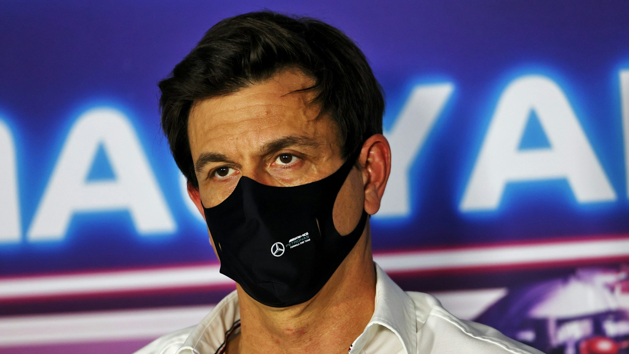Toto Wolff sitzt bei einer virtuellen Pressekonferenz.