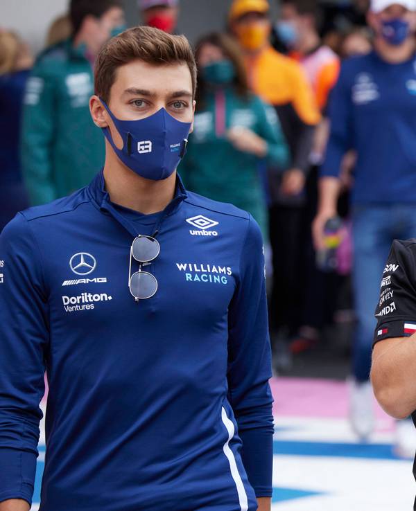 Valtteri Bottas (r.) und George Russel gehen über die Rennstrecke beim Österreich-GP der Formel 1.