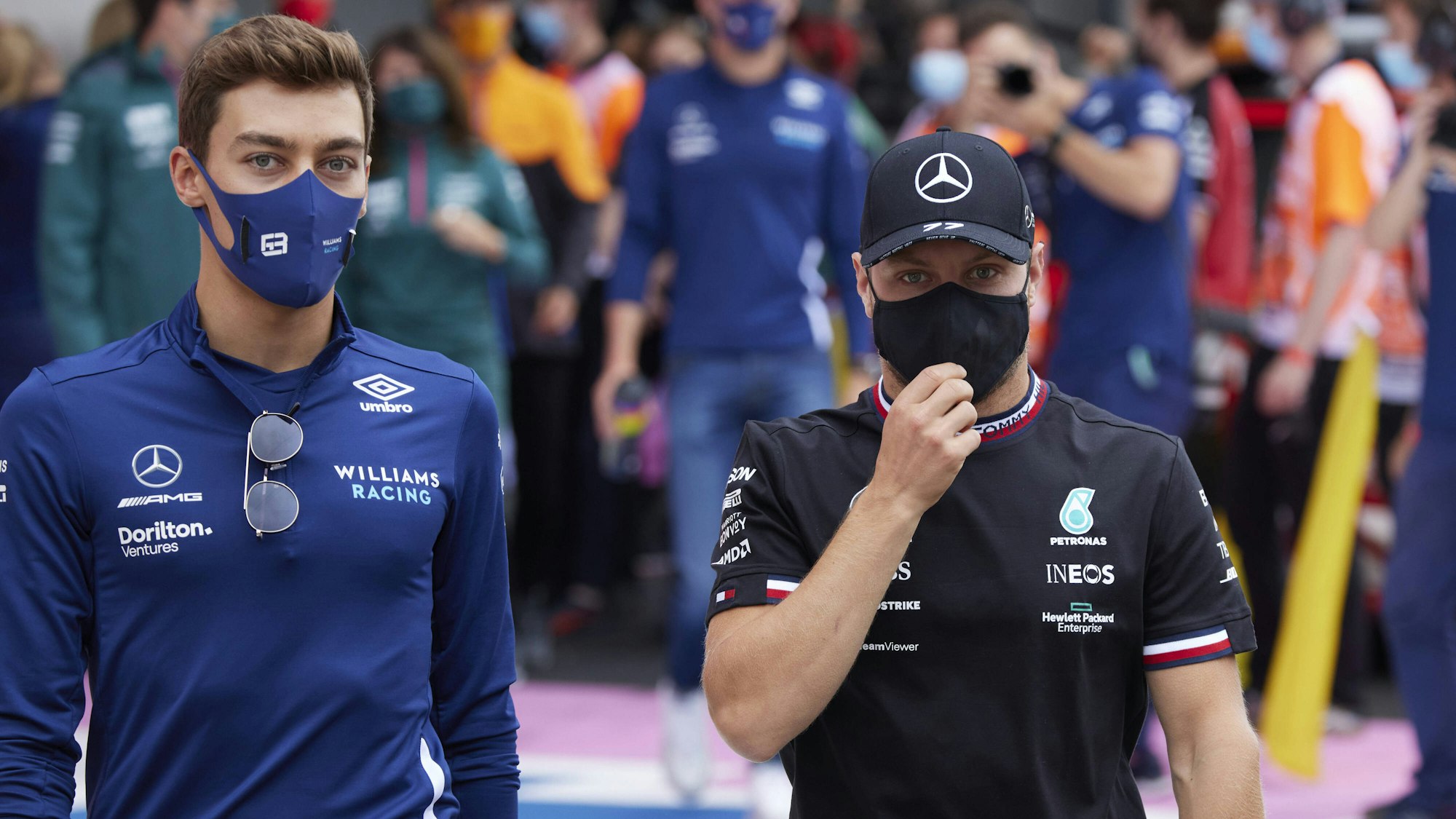 Valtteri Bottas (r.) und George Russel gehen über die Rennstrecke beim Österreich-GP der Formel 1.