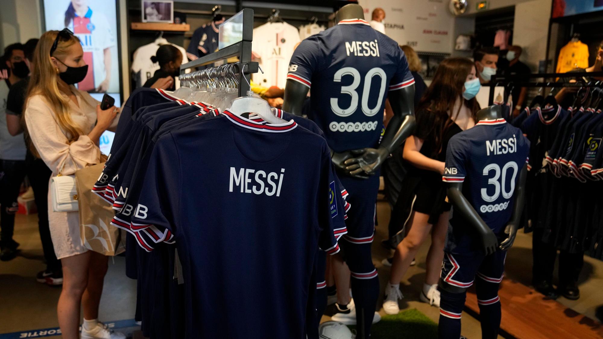 Fans schauen sich das Trikot von Lionel Messi im Fanshop von PSG an.