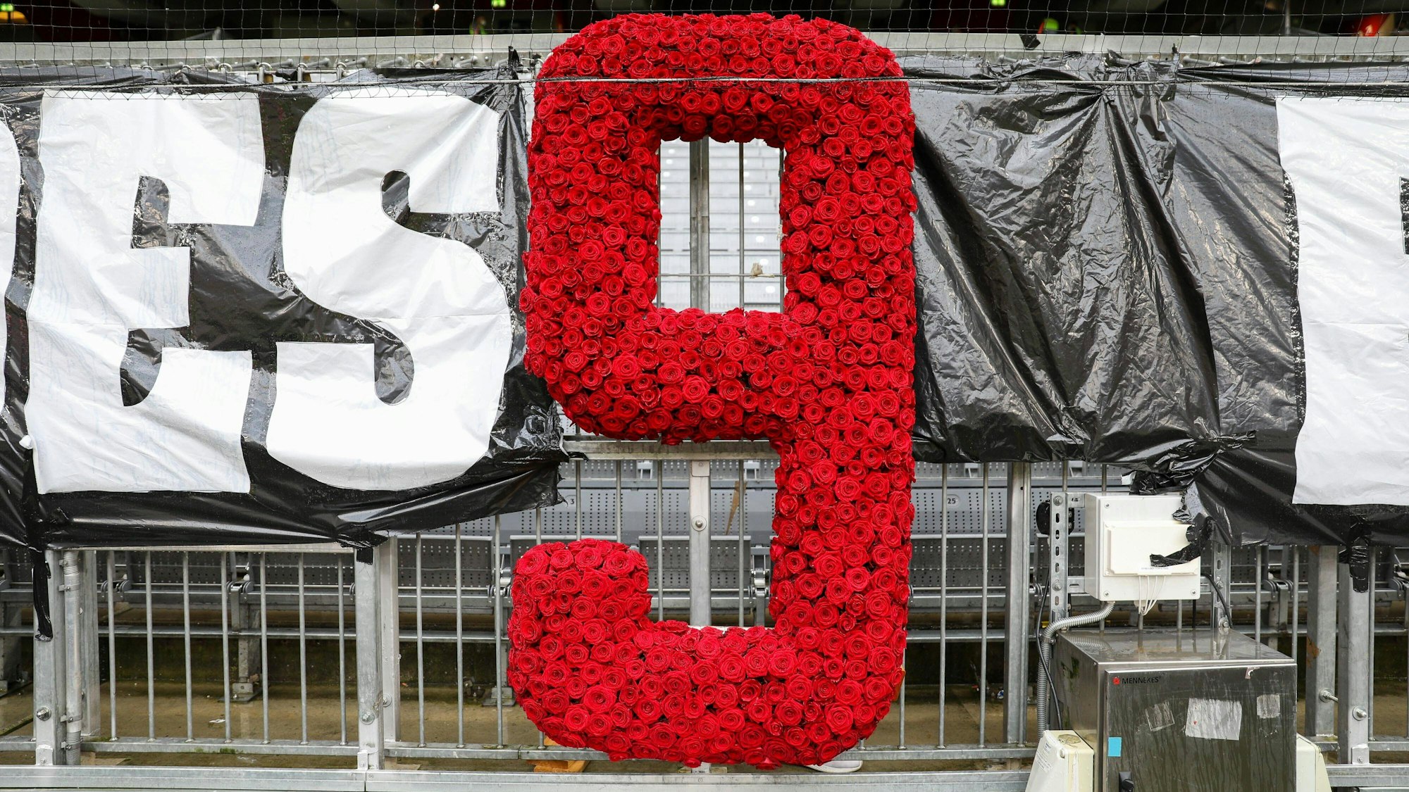 Eine neun vor der Südkurve des FC Bayern in Gedenken an Gerd Müller.