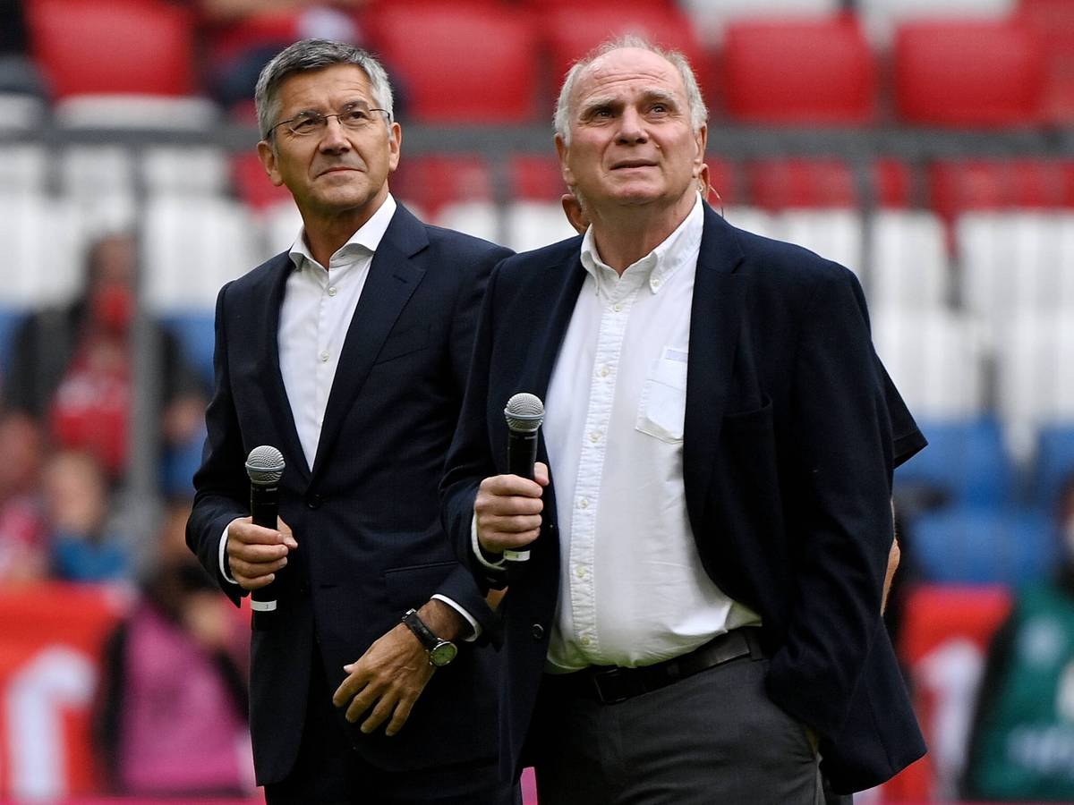Ehrenpräsident Uli Hoeneß und Präsident Herbert Hainer halten ihre Reden für Gerd Müller.