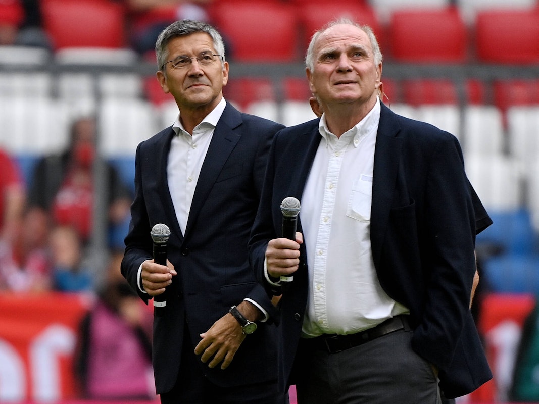 Ehrenpräsident Uli Hoeneß und Präsident Herbert Hainer halten ihre Reden für Gerd Müller.