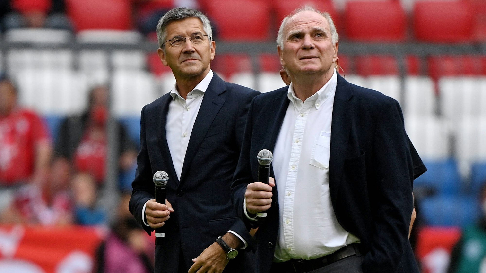 Ehrenpräsident Uli Hoeneß und Präsident Herbert Hainer halten ihre Reden für Gerd Müller.