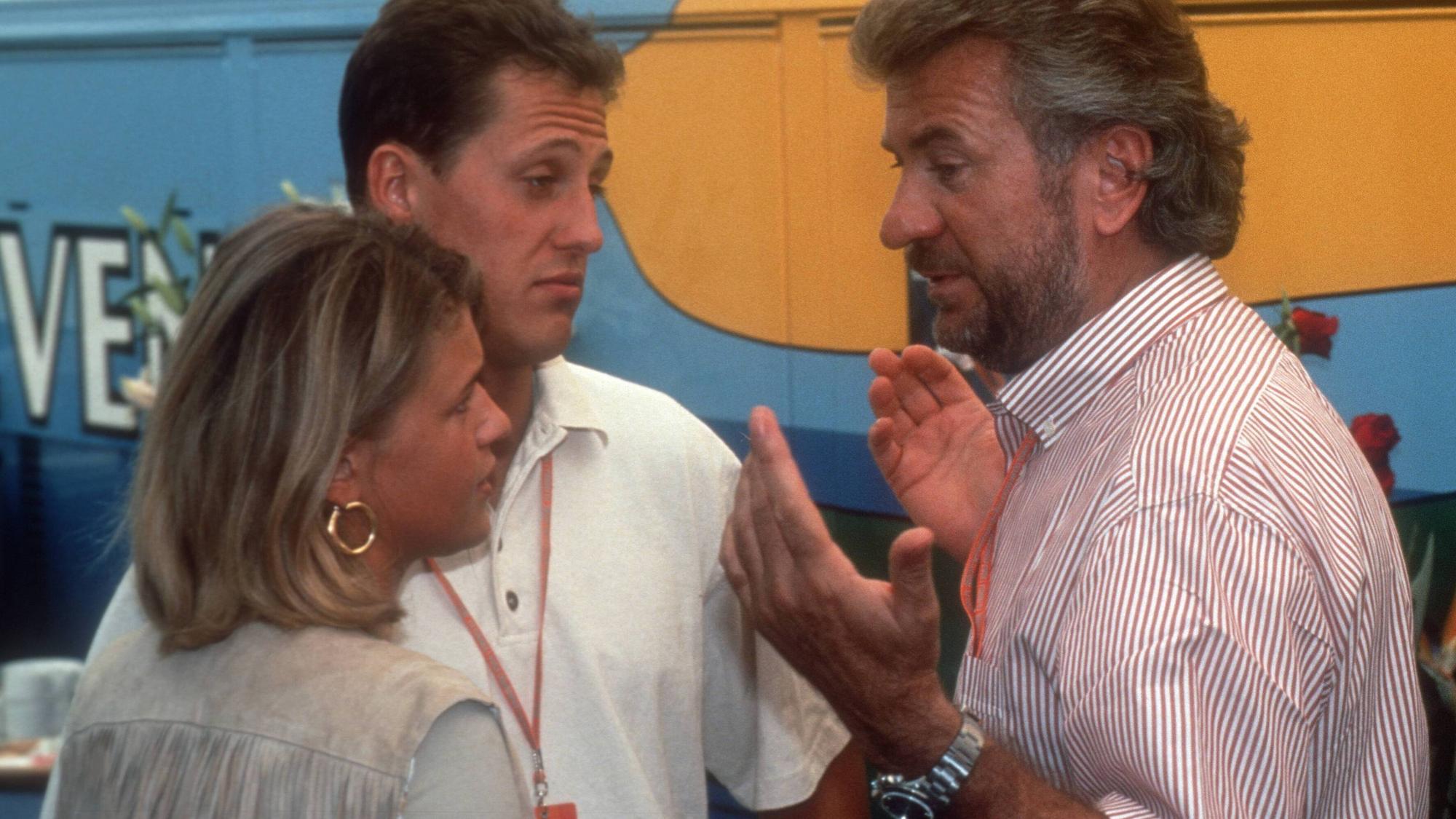 Michael Schumacher (Deutschland / Benetton, Mitte) im Gespräch mit Manager Willi Weber (re.) und seiner Freundin Corinna Betsch
Michael Schumacher Germany Benetton centre in Conversation with Manager Willi Weber right and his Girlfriend Corinna Betsch