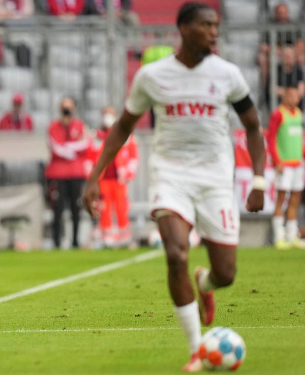 Steffen Baumgart brüllt Kingsley Ehizibue etwas hinterher.