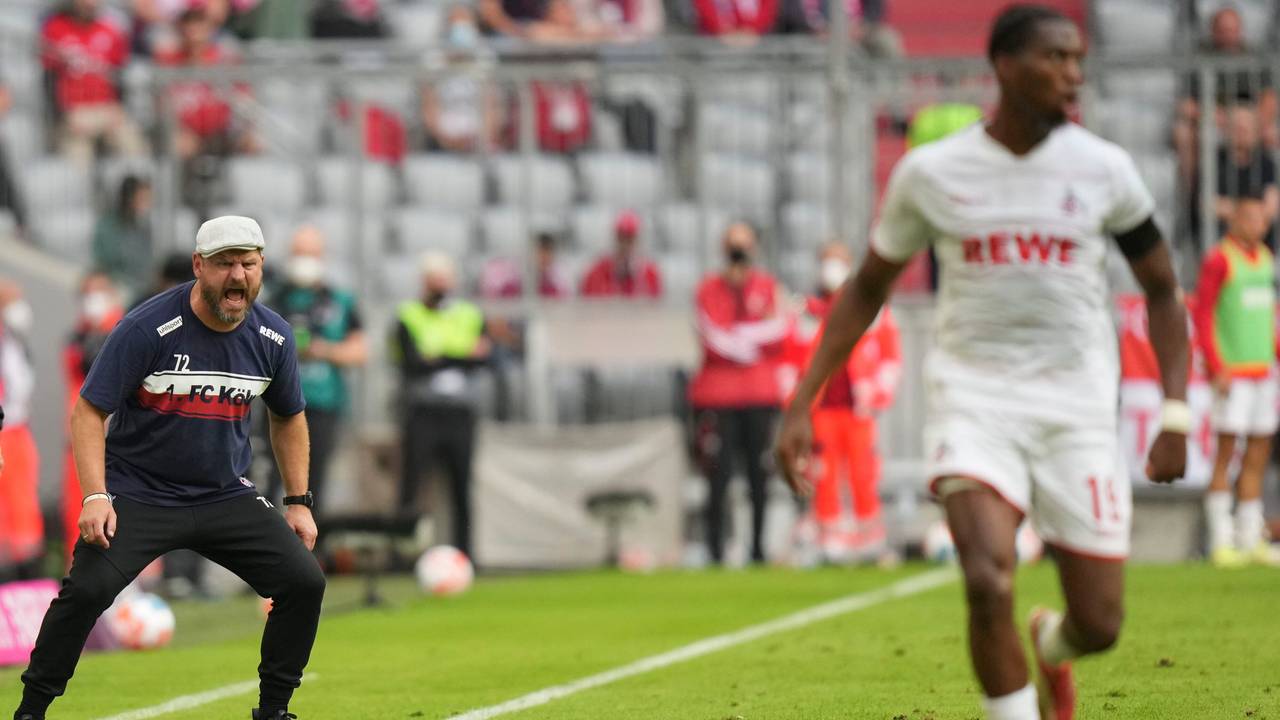 Steffen Baumgart brüllt Kingsley Ehizibue etwas hinterher.