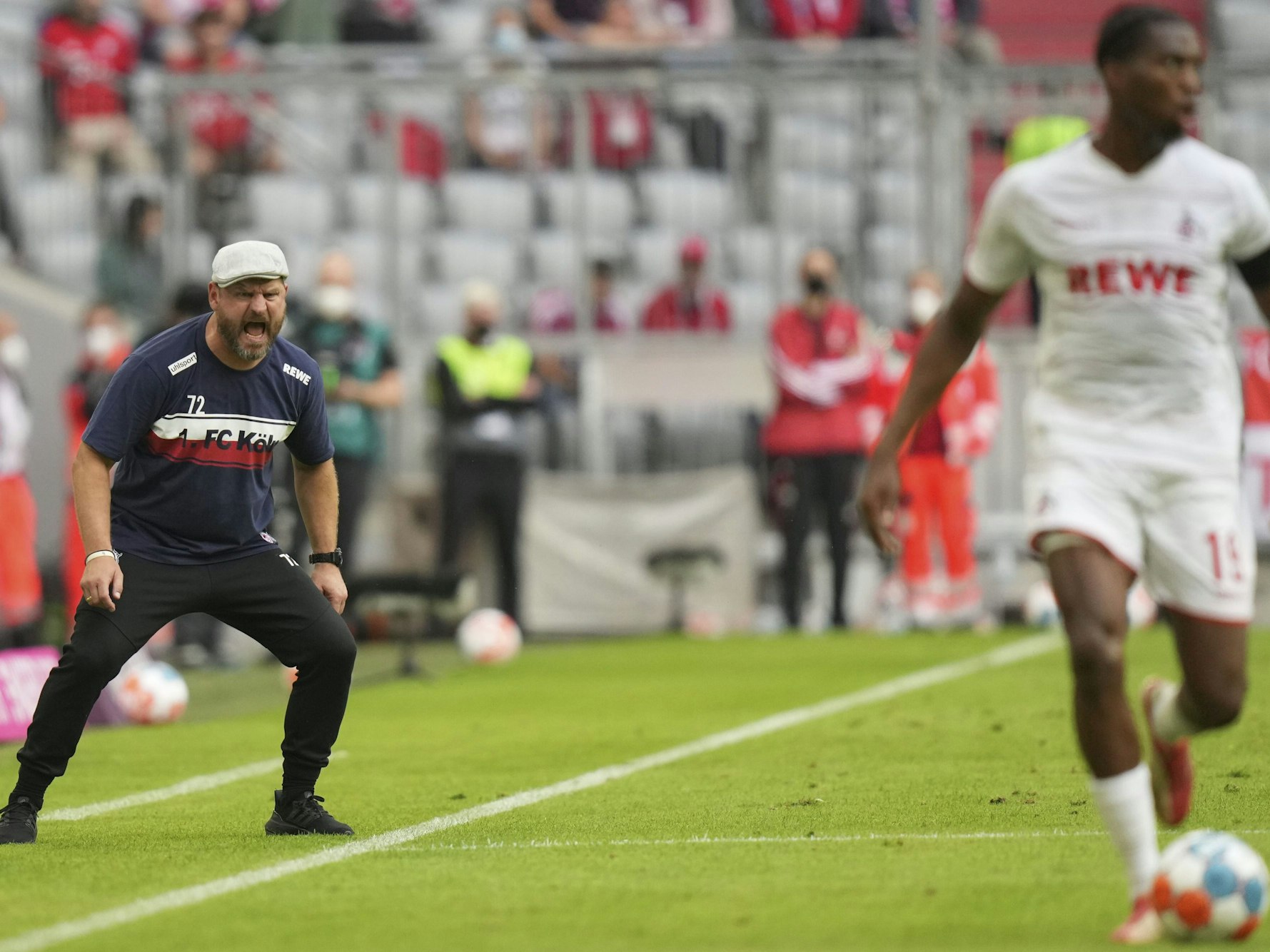 Steffen Baumgart brüllt Kingsley Ehizibue etwas hinterher.