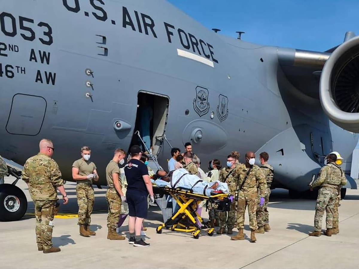 Am 22.08. zur Verfügung gestelltes Handout zeigt eine Trage mit einer Person, die auf dem US-Stützpunkt Ramstein aus einem US-Flugzeug geladen wird.
