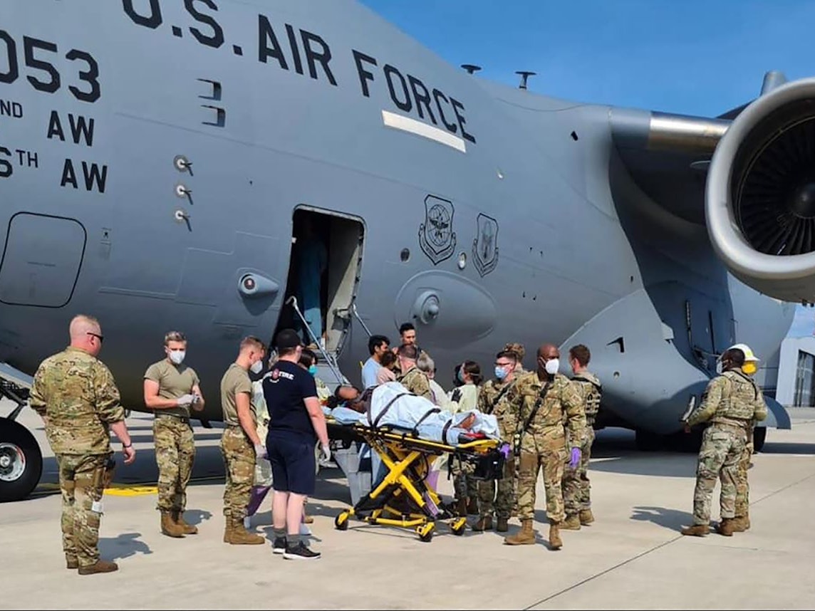 Am 22.08. zur Verfügung gestelltes Handout zeigt eine Trage mit einer Person, die auf dem US-Stützpunkt Ramstein aus einem US-Flugzeug geladen wird.