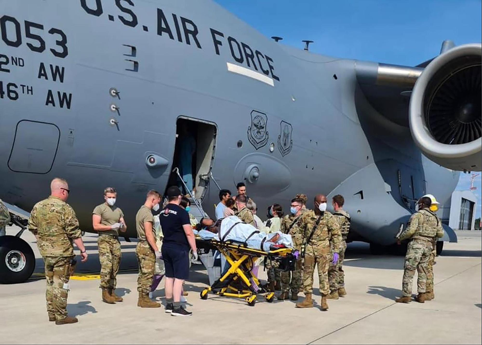 Am 22.08. zur Verfügung gestelltes Handout zeigt eine Trage mit einer Person, die auf dem US-Stützpunkt Ramstein aus einem US-Flugzeug geladen wird.
