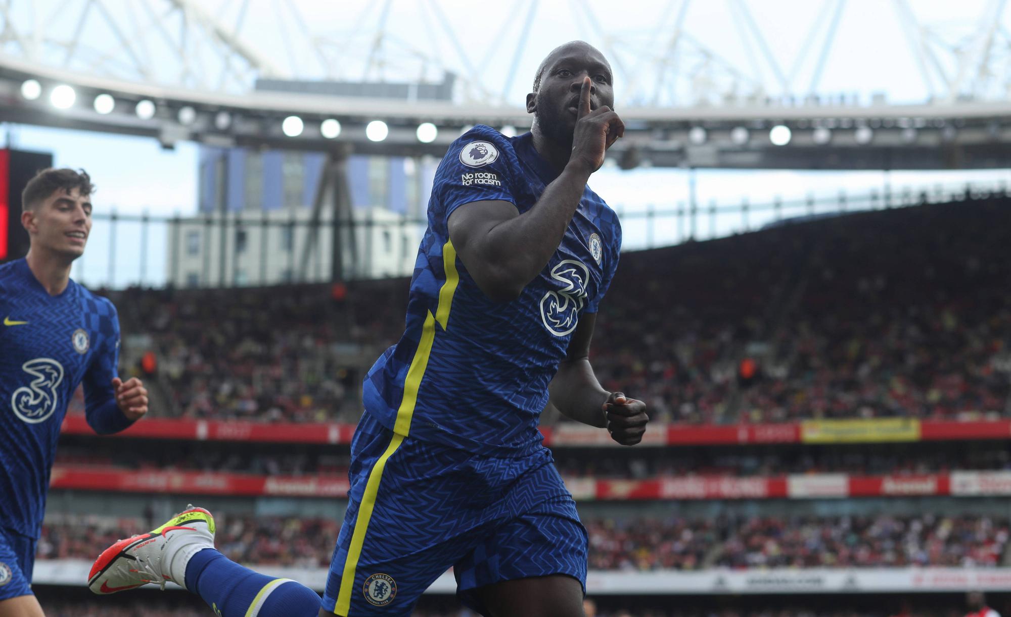 Romelu Lukaku und Kai Havertz bejubeln ein Tor gegen Arsenal.
