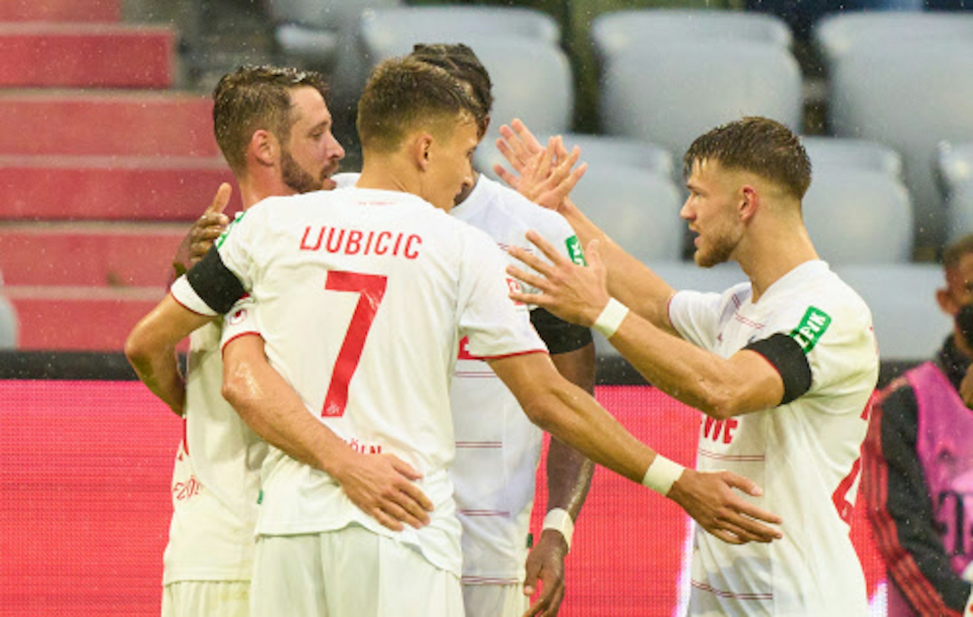 Mark Uth jubelt mit seinen Mitspielern vom 1. FC Köln.