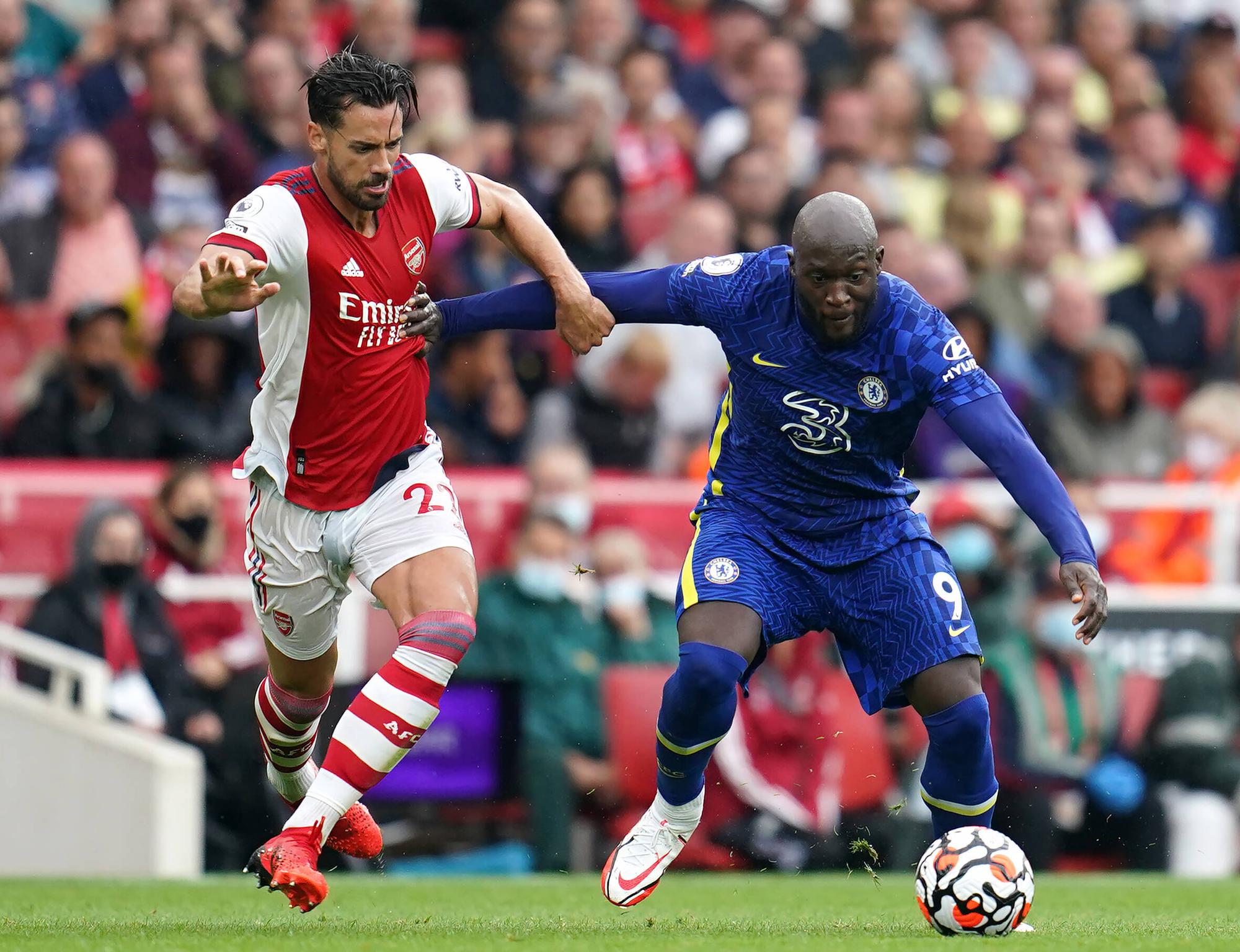 Pablo Mari und Romelu Lukaku liefern sich einen Zweikampf im Emirates Stadium.