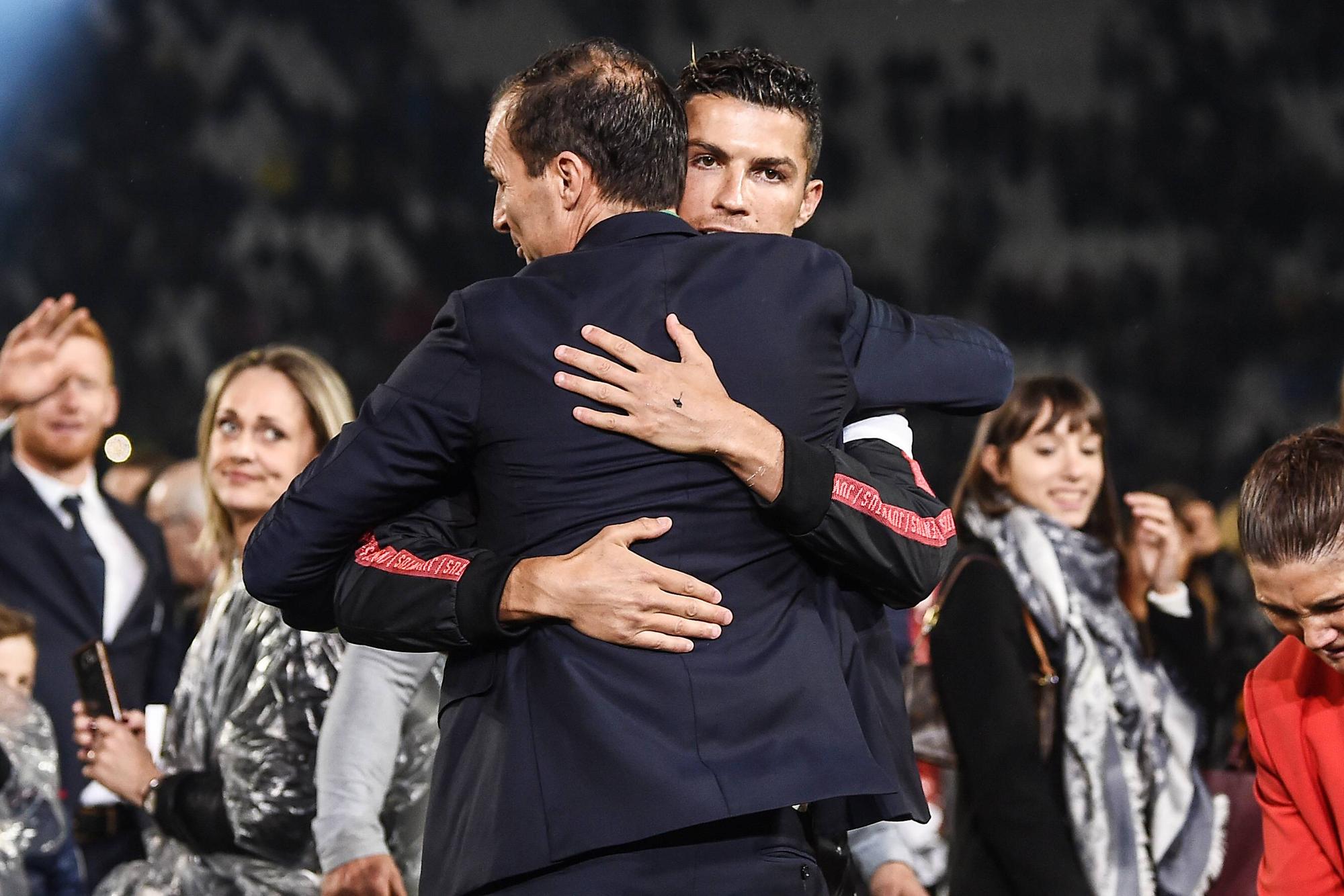 Cristiano Ronaldo umarmt seinen Trainer Massimiliano Allegri.