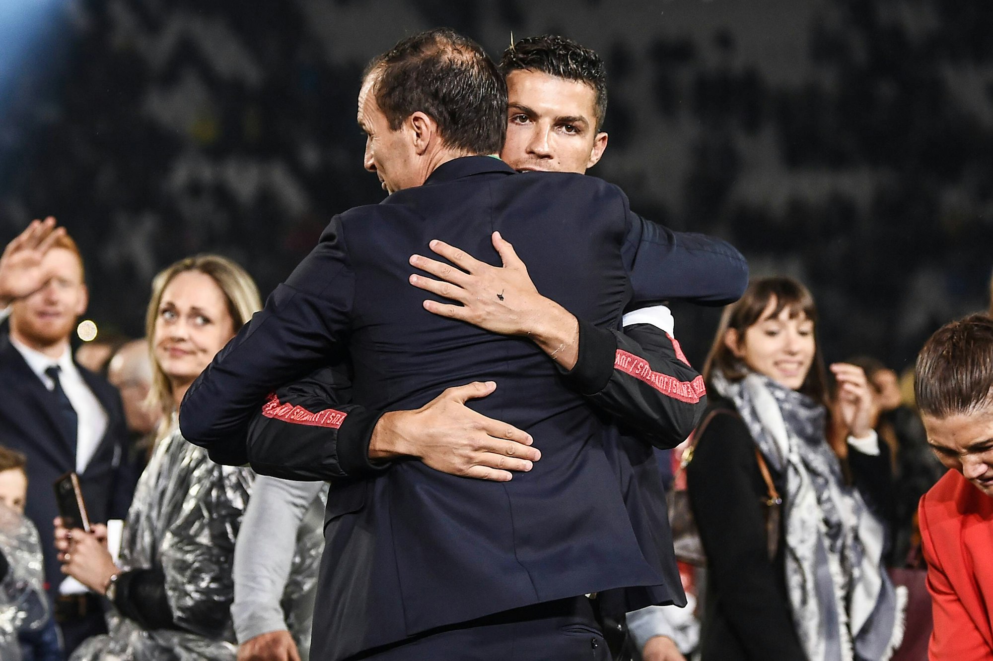 Cristiano Ronaldo umarmt seinen Trainer Massimiliano Allegri.