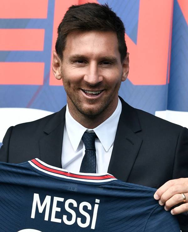 Lionel Messi posiert mit seinem neuen Trikot von Paris Saint-Germain.