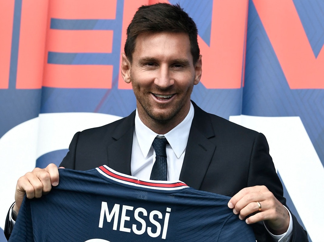 Lionel Messi posiert mit seinem neuen Trikot von Paris Saint-Germain.