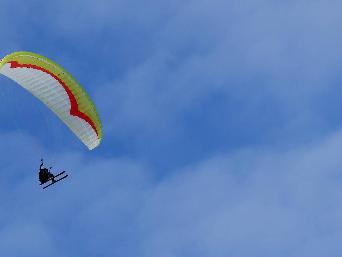Ein 35-Jähriger verunglückte am Samstag (21. August 2021) bei einem Fallschirm-Sprung. Das Symbolbild wurde am 4. Februar 2021 aufgenommen.