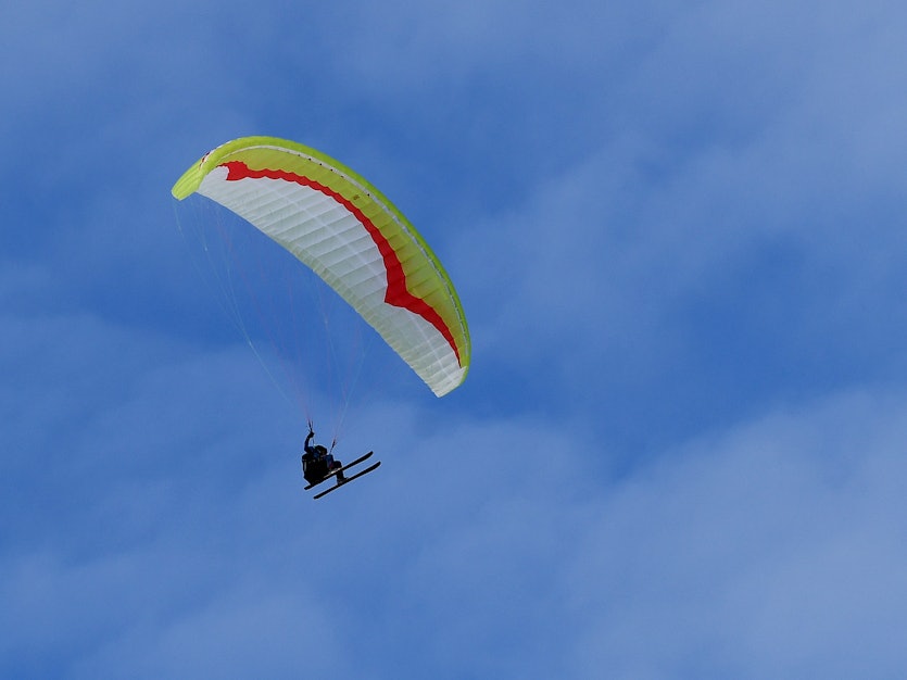 Ein 35-Jähriger verunglückte am Samstag (21. August 2021) bei einem Fallschirm-Sprung. Das Symbolbild wurde am 4. Februar 2021 aufgenommen.