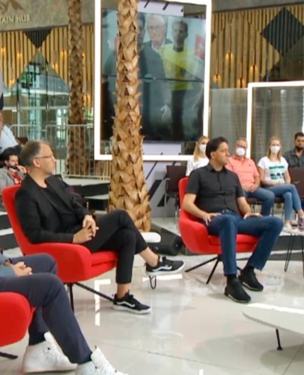 Doppelpass-Moderator Florian König (r.) diskutiert mit Stefan Effenberg, Michael Makus und Manuel Gräfe.