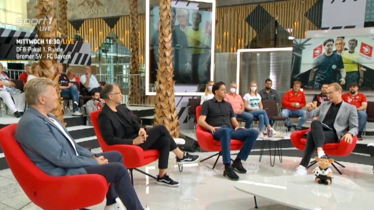 Doppelpass-Moderator Florian König (r.) diskutiert mit Stefan Effenberg, Michael Makus und Manuel Gräfe.