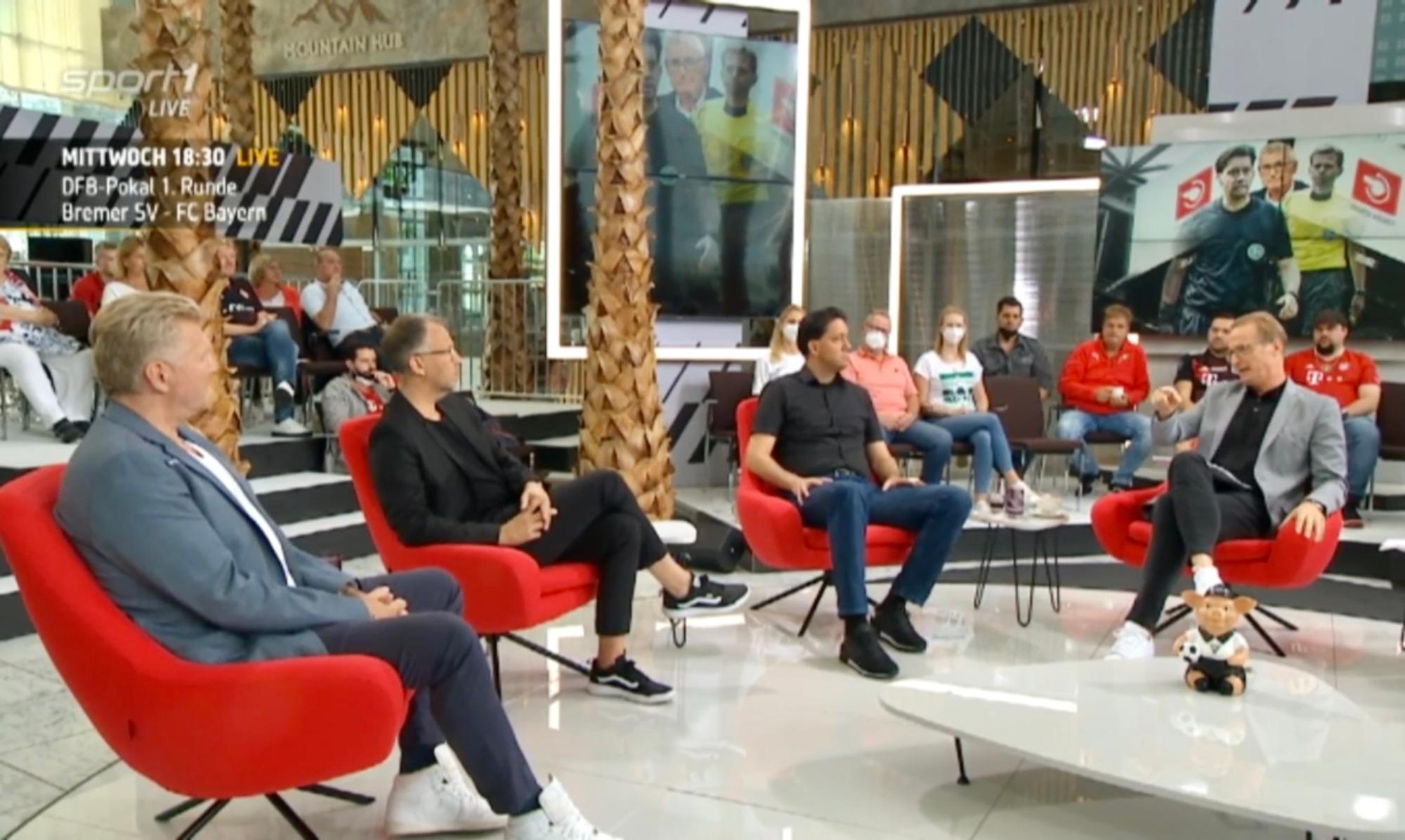 Doppelpass-Moderator Florian König (r.) diskutiert mit Stefan Effenberg, Michael Makus und Manuel Gräfe.