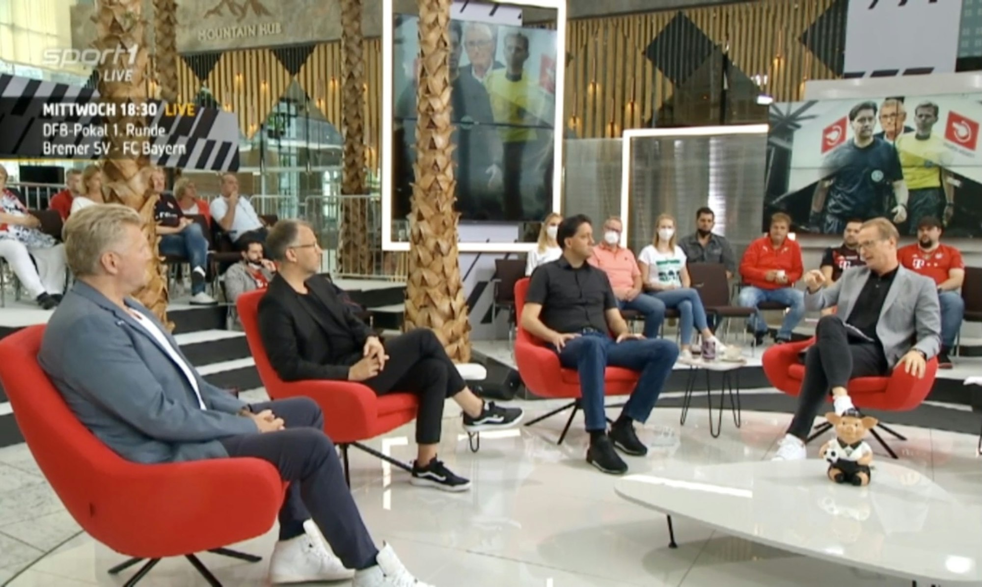 Doppelpass-Moderator Florian König (r.) diskutiert mit Stefan Effenberg, Michael Makus und Manuel Gräfe.