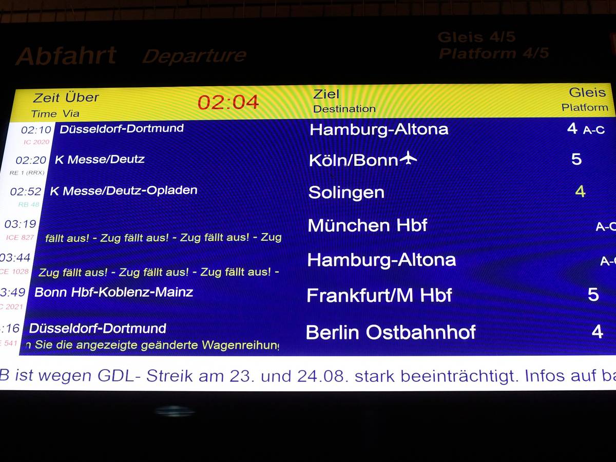 23.08.2021, Nordrhein-Westfalen, Köln: Eine Hinweistafel weist am Bahnhof die Reisenden darauf hin, dass aufgrund eines Streiks der Gewerkschaft der Lokführer (GdL) Züge ausfallen. Die Gewerkschaft dehnte in den Morgenstunden ihren Streik für bessere Arbeitskonditionen vom Güterverkehr auf die Personenbeförderungen aus. Foto: Roberto Pfeil/dpa +++ dpa-Bildfunk +++