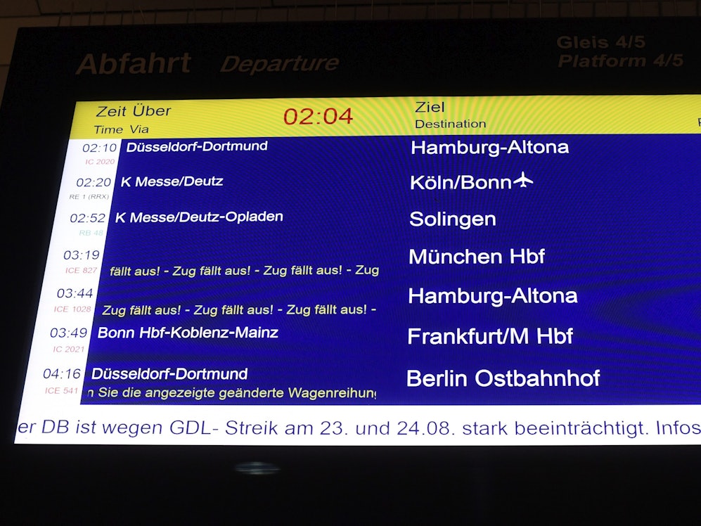 23.08.2021, Nordrhein-Westfalen, Köln: Eine Hinweistafel weist am Bahnhof die Reisenden darauf hin, dass aufgrund eines Streiks der Gewerkschaft der Lokführer (GdL) Züge ausfallen. Die Gewerkschaft dehnte in den Morgenstunden ihren Streik für bessere Arbeitskonditionen vom Güterverkehr auf die Personenbeförderungen aus. Foto: Roberto Pfeil/dpa +++ dpa-Bildfunk +++