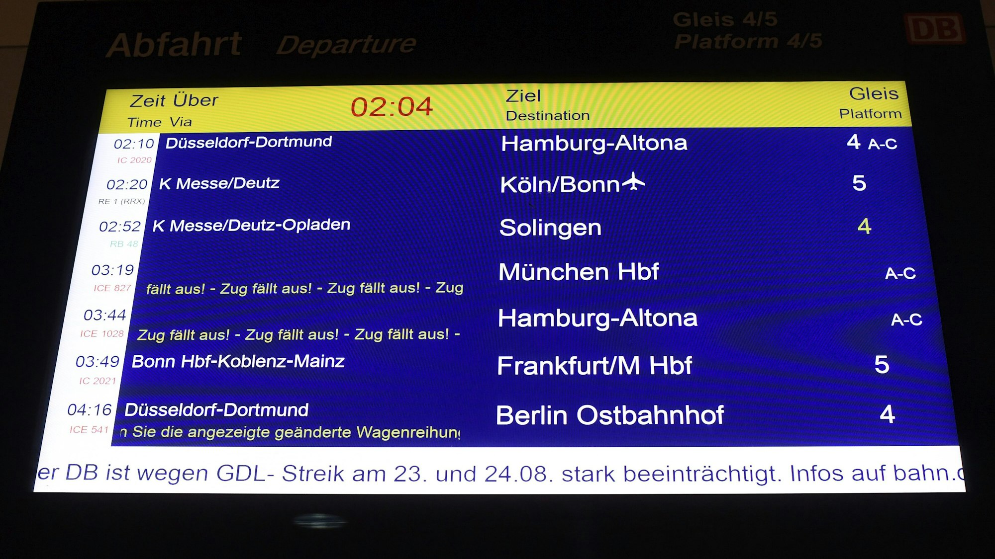23.08.2021, Nordrhein-Westfalen, Köln: Eine Hinweistafel weist am Bahnhof die Reisenden darauf hin, dass aufgrund eines Streiks der Gewerkschaft der Lokführer (GdL) Züge ausfallen. Die Gewerkschaft dehnte in den Morgenstunden ihren Streik für bessere Arbeitskonditionen vom Güterverkehr auf die Personenbeförderungen aus. Foto: Roberto Pfeil/dpa +++ dpa-Bildfunk +++