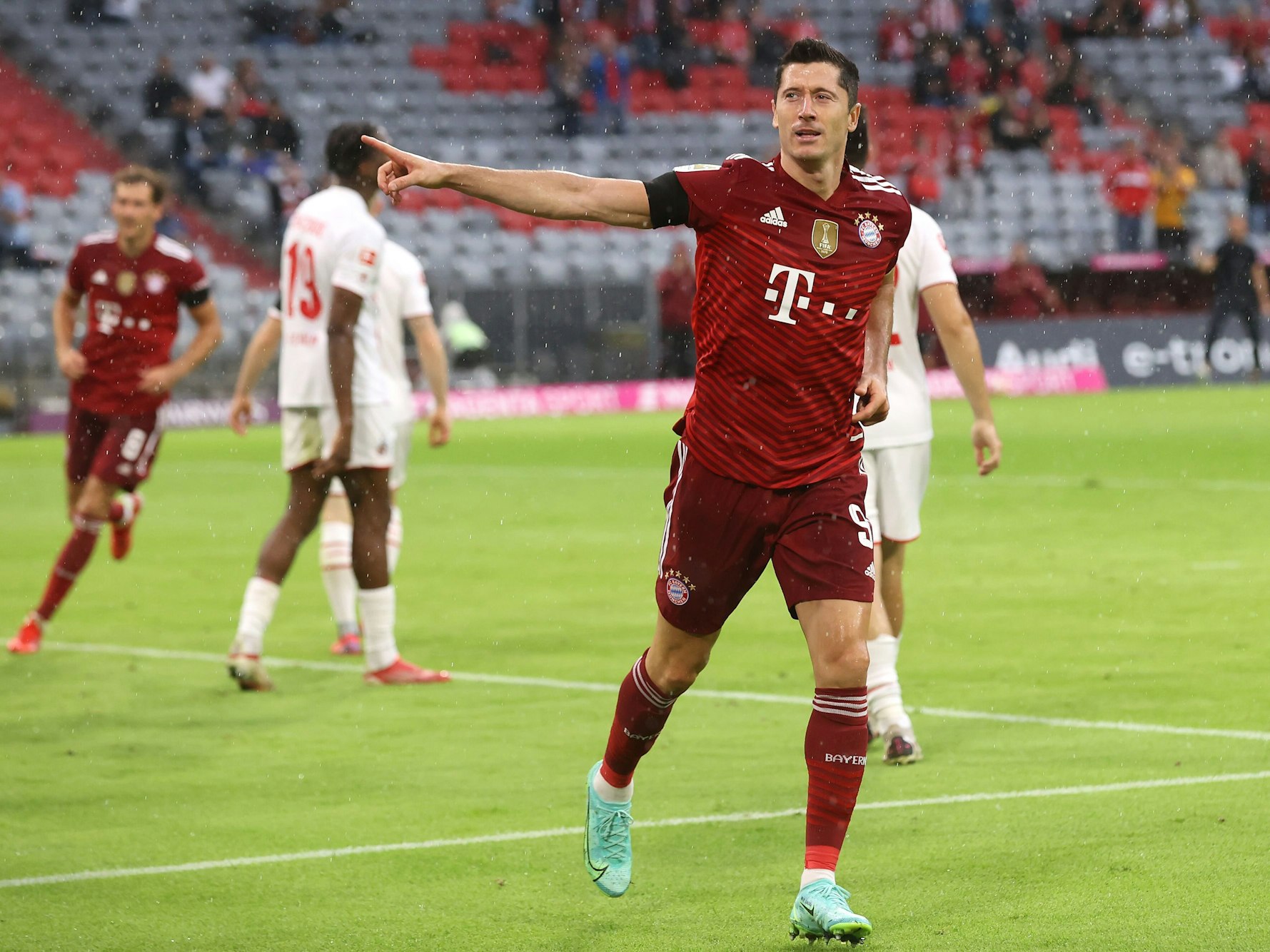 Robert Lewandowski (FC Bayern München) jubelt gegen Köln.