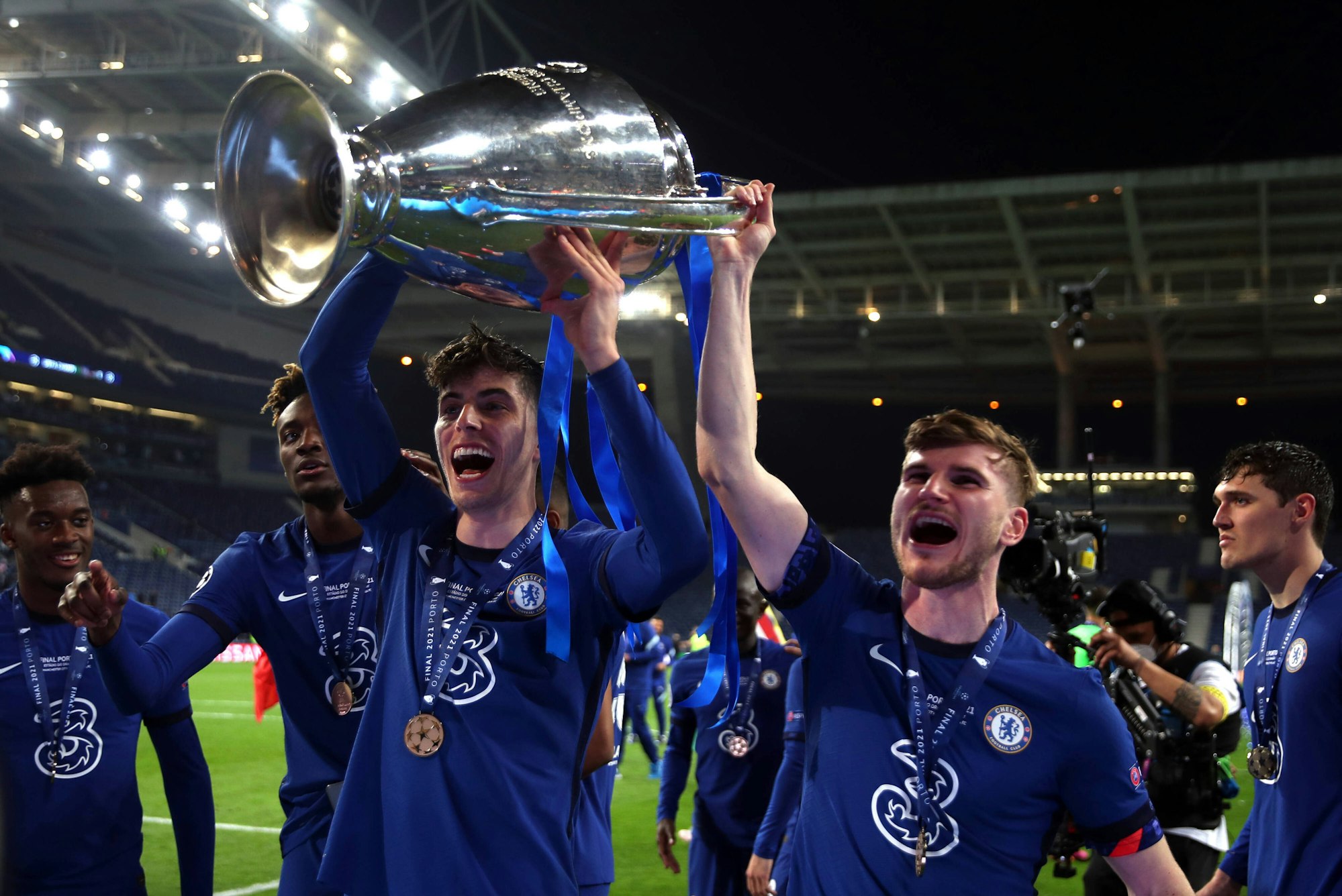 Kai Havertz und Timo Werner halten die Champions-League-Trophäe in die Luft.