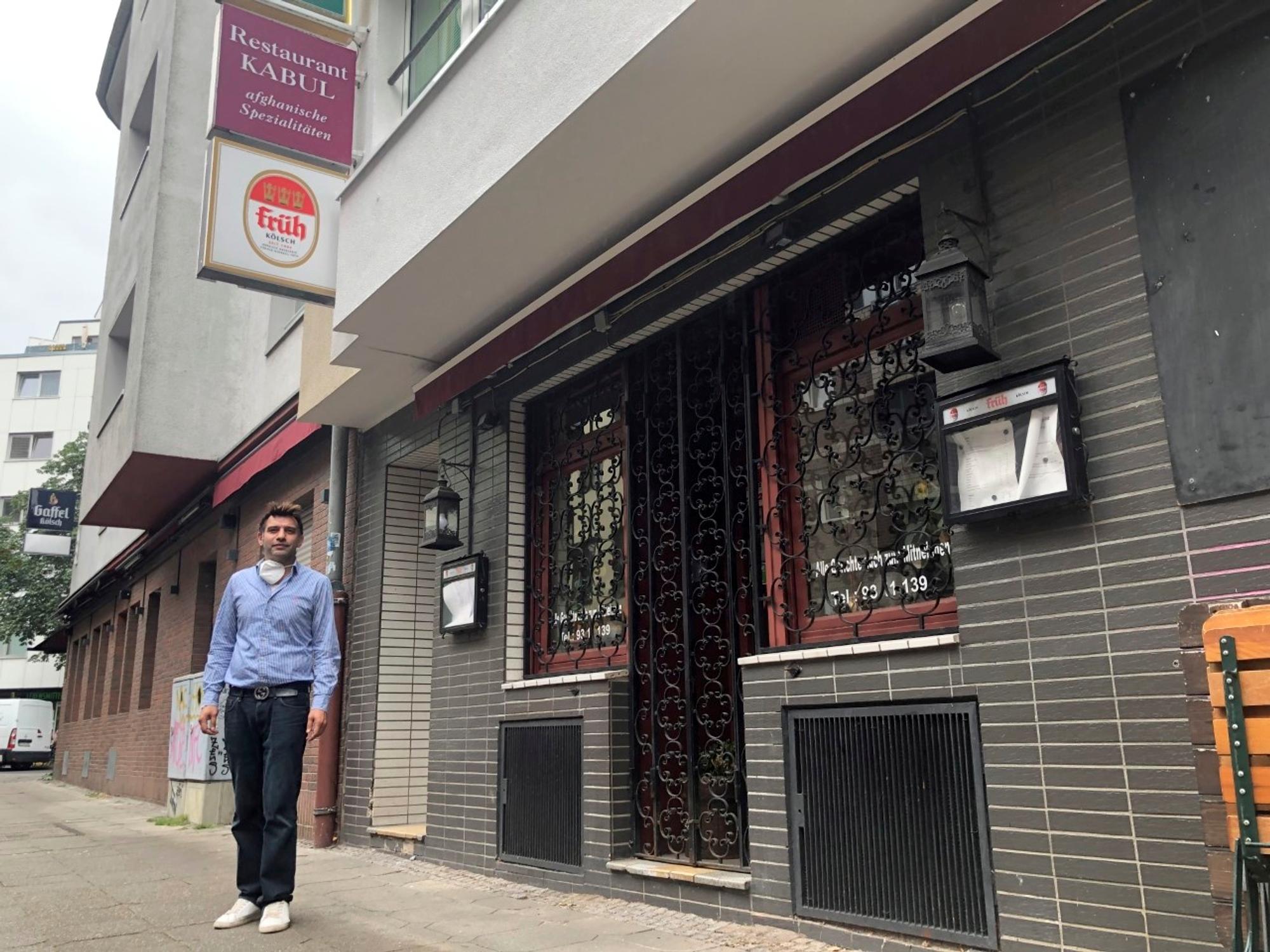 Suleiman Samae vor dem Restaurant Kabul in der Kölner Südstadt.