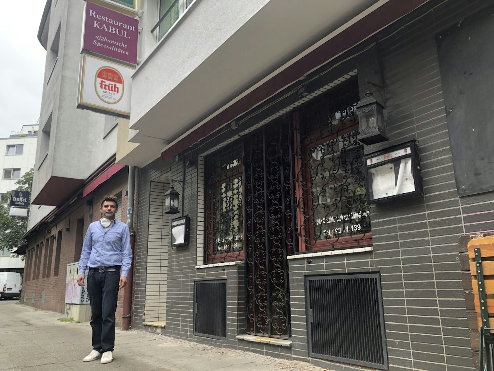 Suleiman Samae vor dem Restaurant Kabul in der Kölner Südstadt.