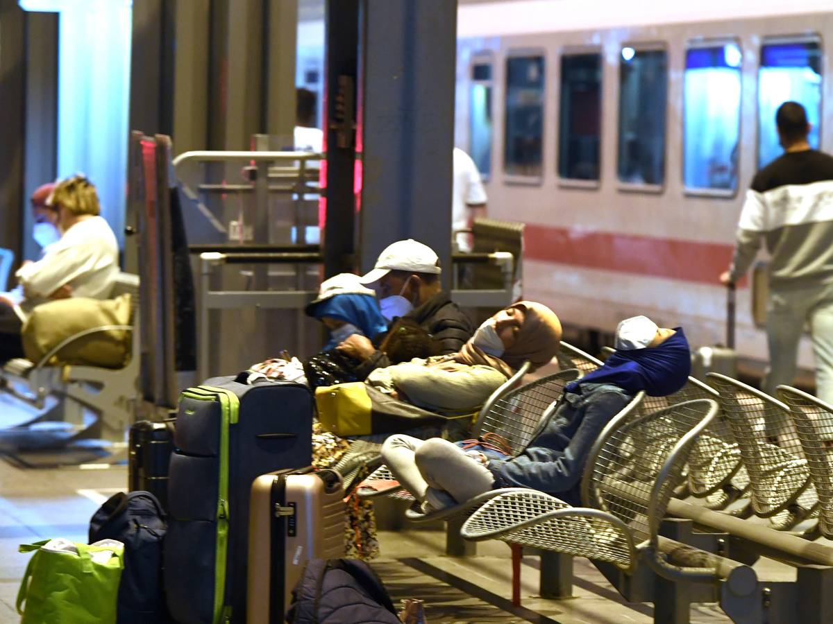 Passagiere am Hauptbahnhof Köln warten auf die Weiterfahrt, die sich auf Grund eines Streiks der Gewerkschaft der Lokführer (GdL) verzögert.