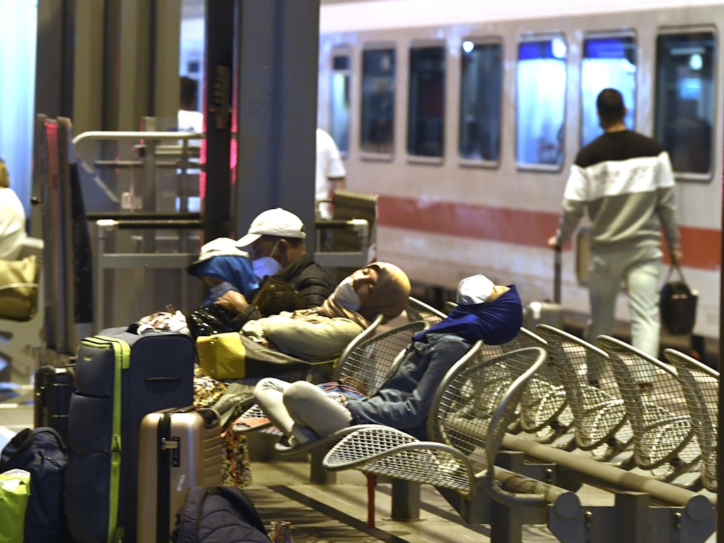 Passagiere am Hauptbahnhof Köln warten auf die Weiterfahrt, die sich auf Grund eines Streiks der Gewerkschaft der Lokführer (GdL) verzögert.