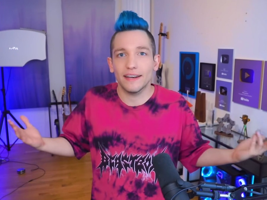 Youtuber Rezo hat die CDU in einem neuen Video (21. August 2021) erneut vorgeführt. Dafür erntet er viel Zuspruch. Seine Kritiker werfen ihm hingegen seine Frisur und seinen Sprachgebrauch vor.