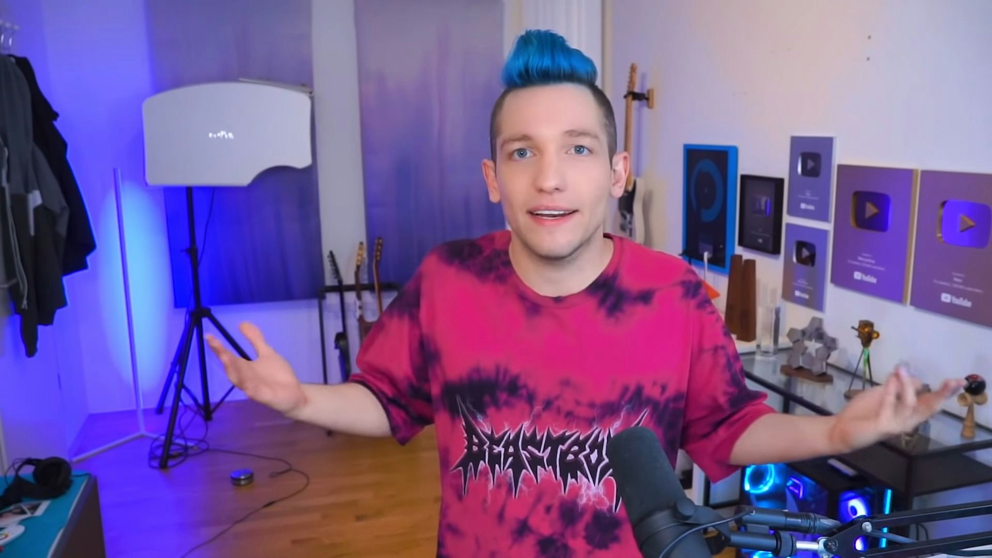 Youtuber Rezo hat die CDU in einem neuen Video (21. August 2021) erneut vorgeführt. Dafür erntet er viel Zuspruch. Seine Kritiker werfen ihm hingegen seine Frisur und seinen Sprachgebrauch vor.