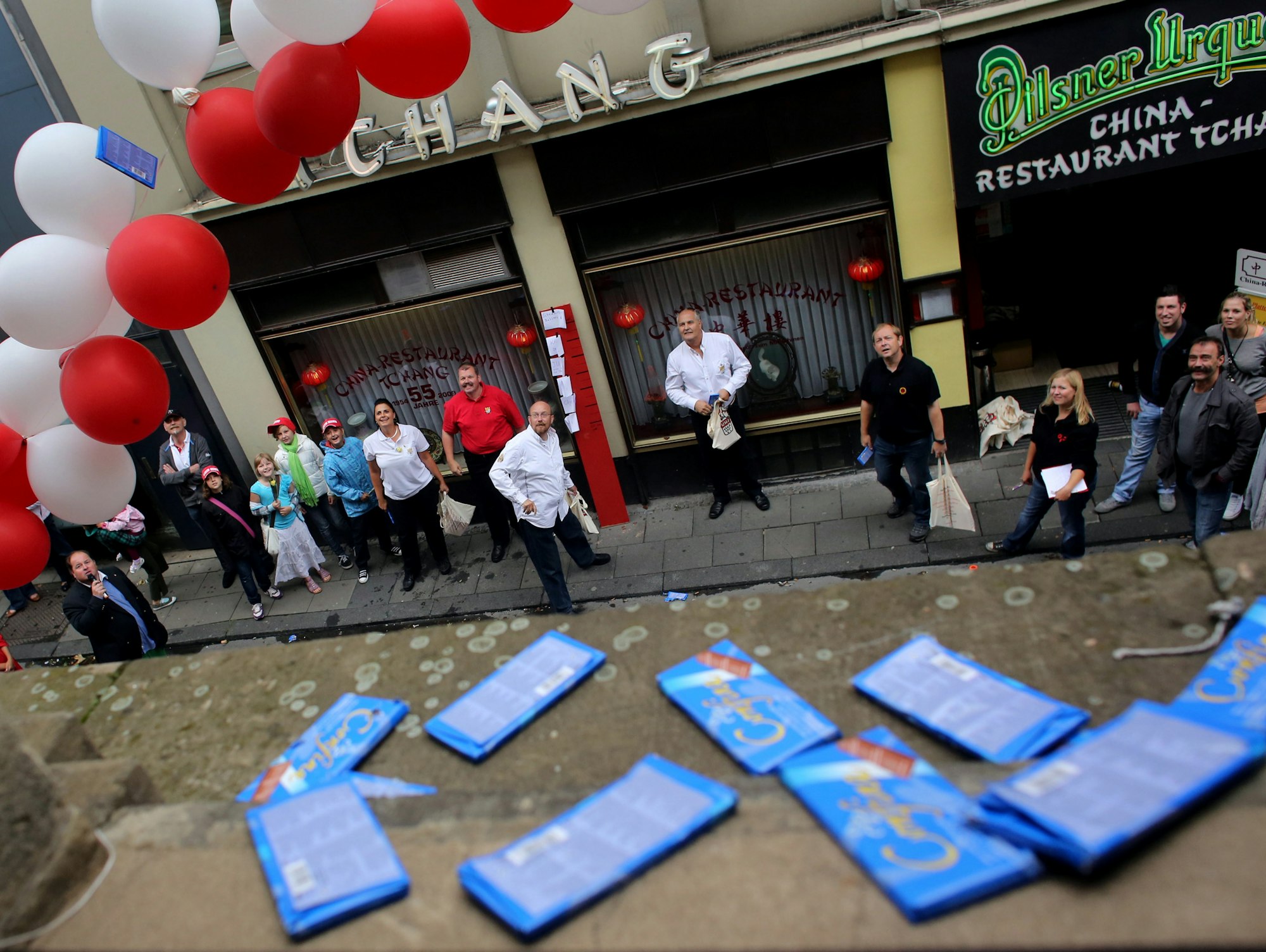 Bei der Karnevalistischen Wurfmeisterschaft müssen die Teilnehmer mit Schokolade in das Fenster eines Hotels in Köln treffen.