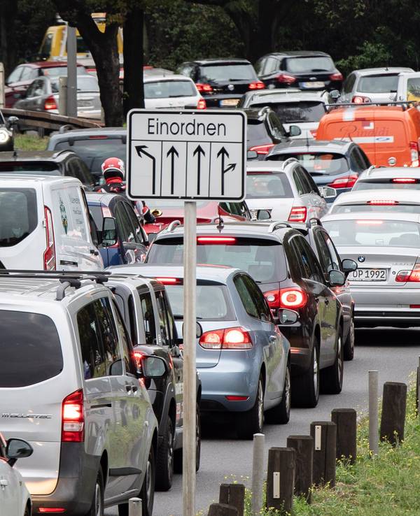 Autos stehen auf der Inneren Kanalstraße im Stau.