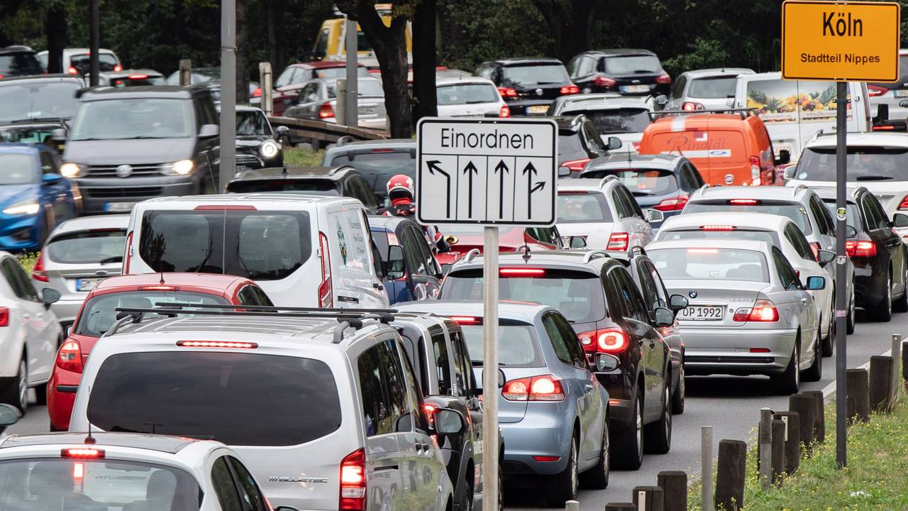 Autos stehen auf der Inneren Kanalstraße im Stau.