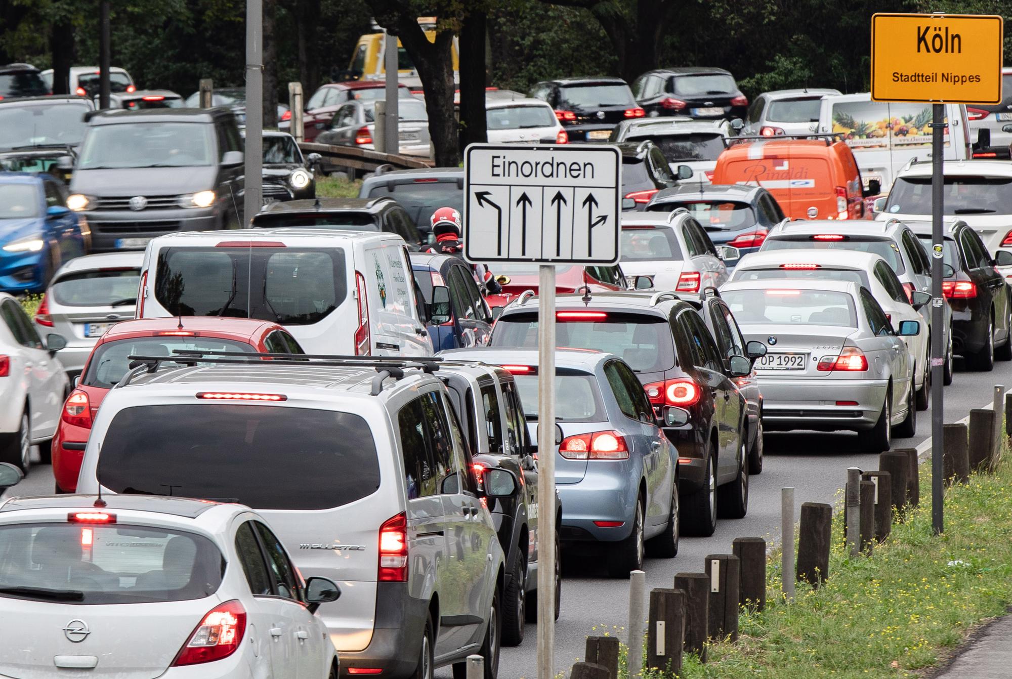 Autos stehen auf der Inneren Kanalstraße im Stau.