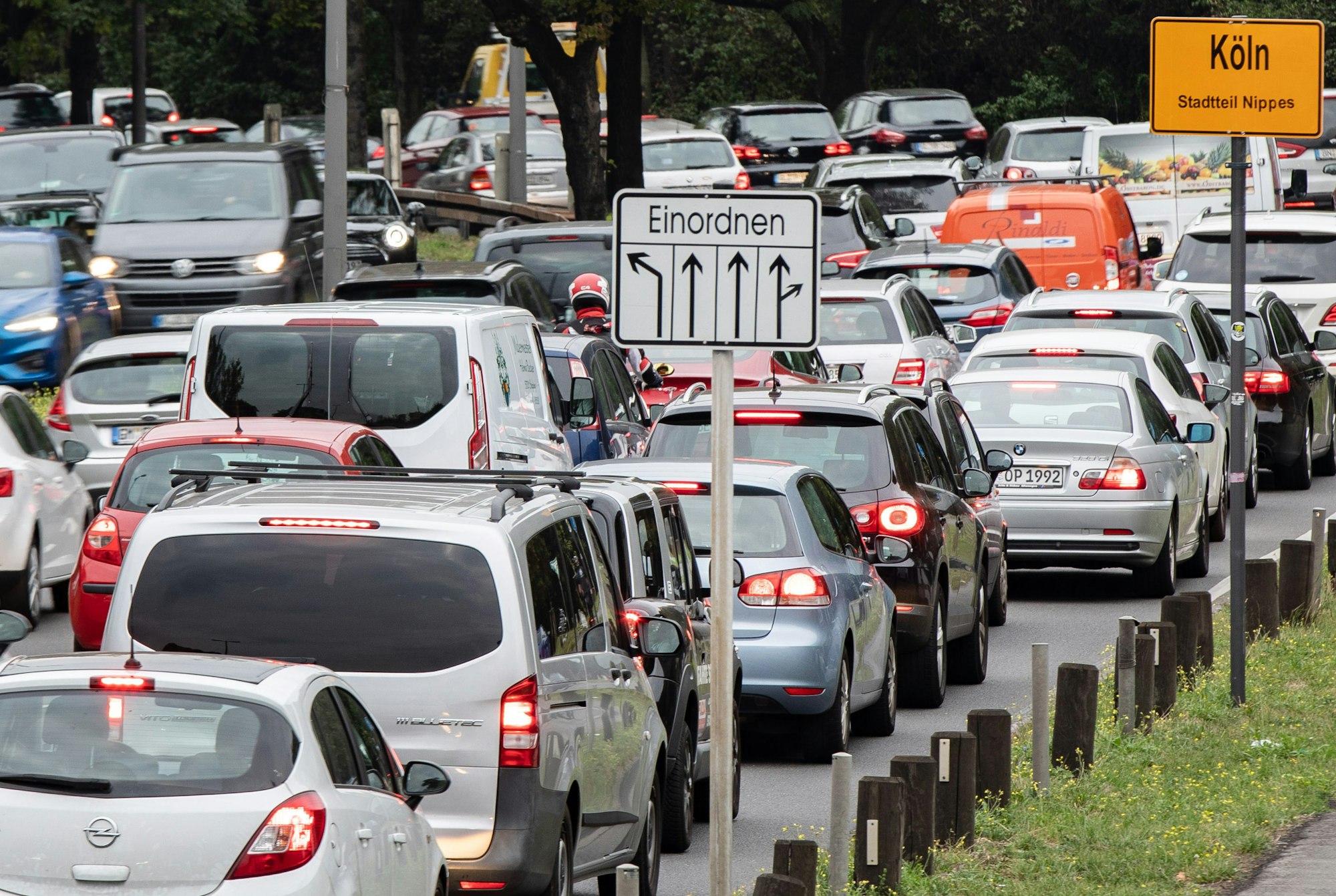 Autos stehen auf der Inneren Kanalstraße im Stau.