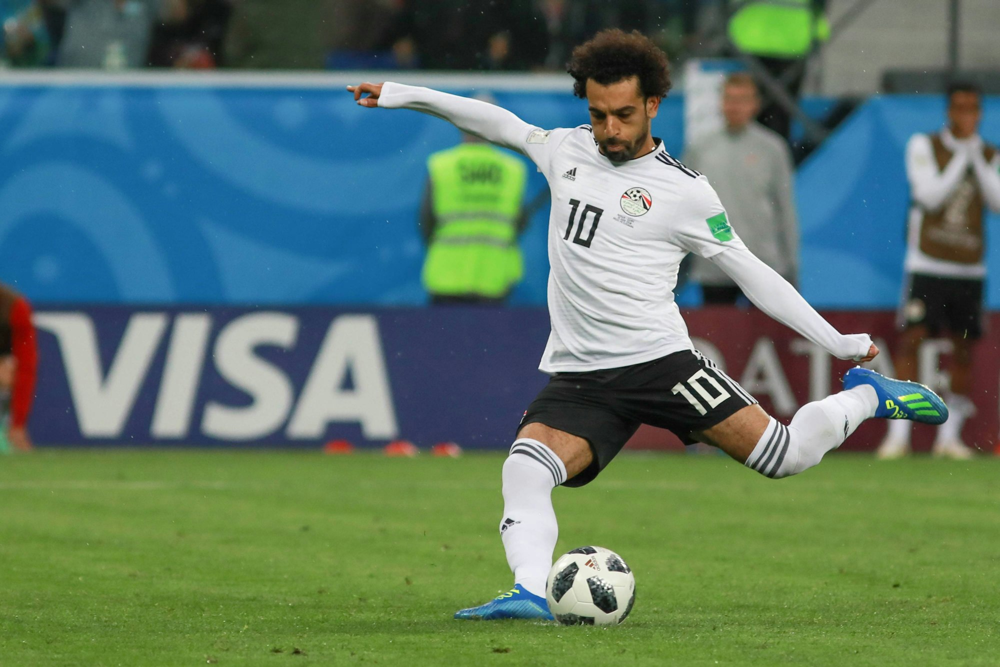Mo Salah holt mit dem linken Bein zum Schuss aus.