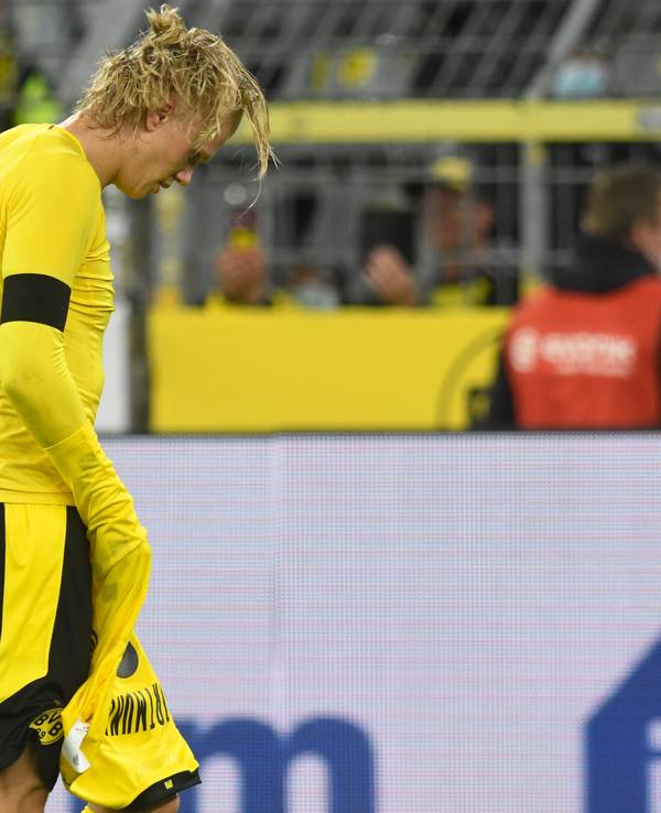 Dortmunds Stürmer Erling Haaland verlässt nach der Supercup-Niederlage gegen Bayern den Platz.