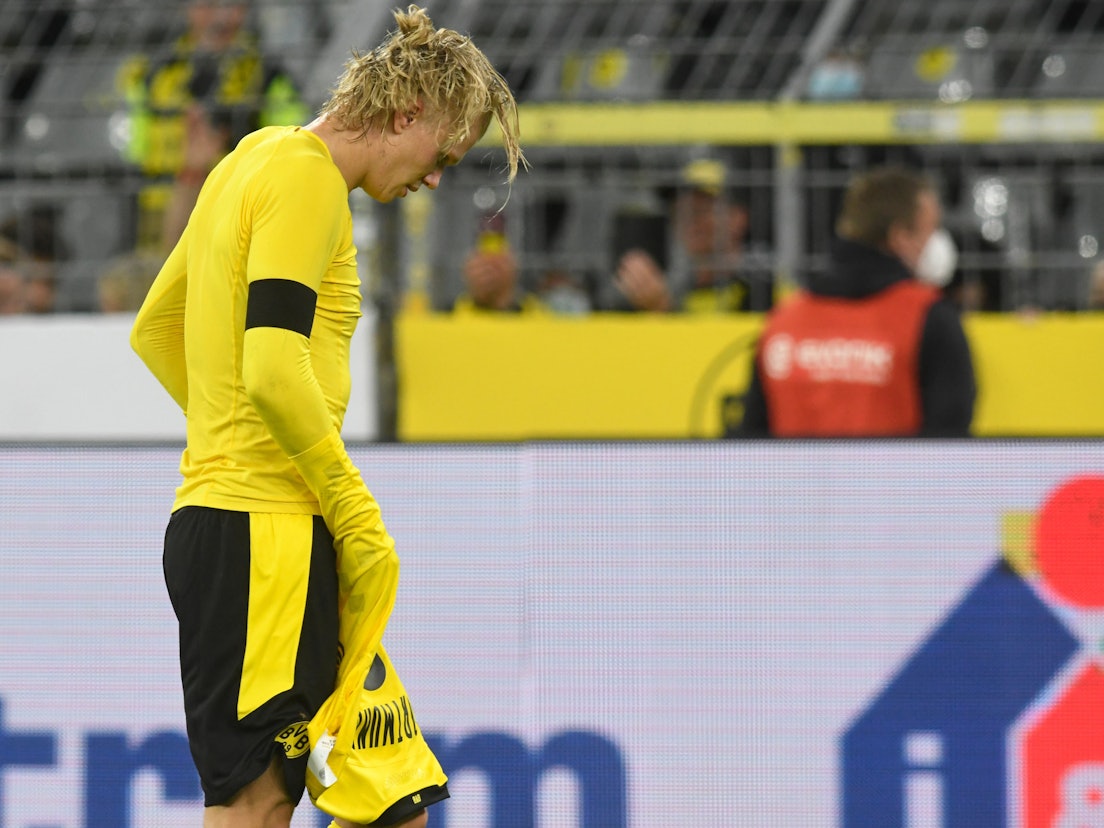 Dortmunds Stürmer Erling Haaland verlässt nach der Supercup-Niederlage gegen Bayern den Platz.