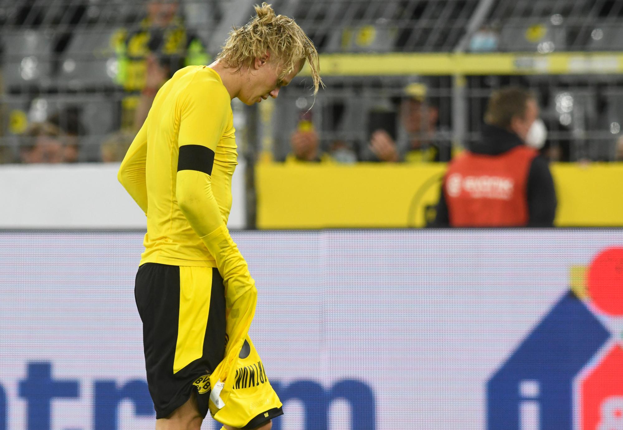 Dortmunds Stürmer Erling Haaland verlässt nach der Supercup-Niederlage gegen Bayern den Platz.